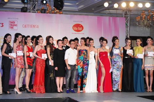Các thí sinh và ban giám khảo của Siêu mẫu Việt Nam 2012.